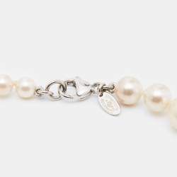 مملوكة مسبقًا Chanel Silver Tone Graduated Faux Pearl CC Charm Necklace