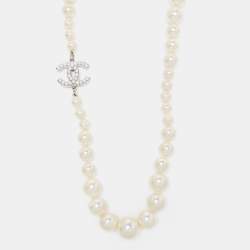 مملوكة مسبقًا Chanel Silver Tone Graduated Faux Pearl CC Charm Necklace