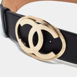 مملوكة مسبقًا حزام عريض شانيل بإبزيم شعار CC جلد أسود 85 سم