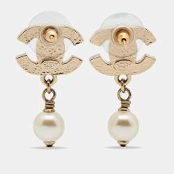 مملوكة مسبقًا أقراط متدلية شانيل لؤلؤ شعار ماركة سي سي  خرز أوف وايت 