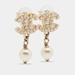 مملوكة مسبقًا أقراط متدلية شانيل لؤلؤ شعار ماركة سي سي  خرز أوف وايت 