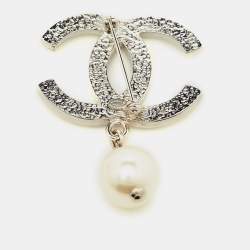 Pre Owned Chanel Silver Tone CC Off White Faux Pearl Brooch