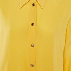 مملوكة مسبقًا قميص شانيل حرير أصفر بتفاصيل شريط وأزرار من الأمام مقاس كبير