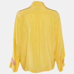 مملوكة مسبقًا قميص شانيل حرير أصفر بتفاصيل شريط وأزرار من الأمام مقاس كبير