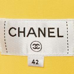 مملوكة مسبقًا قميص شانيل حرير أصفر بتفاصيل شريط وأزرار من الأمام مقاس كبير