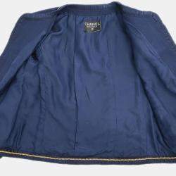 مملوكة مسبقًا بدلة تنورة مع جاكيت بلا ياقة شانيل أزرق كحلي مقاس 38