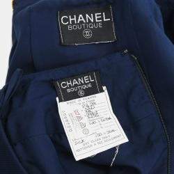 مملوكة مسبقًا بدلة تنورة مع جاكيت بلا ياقة شانيل أزرق كحلي مقاس 38