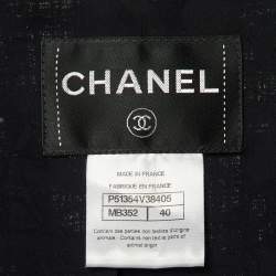 مملوكة مسبقًا جاكيت شانيل مقلم بطبعات نقط متعددة بلون أزرق بحري مقصوص مقاس متوسط