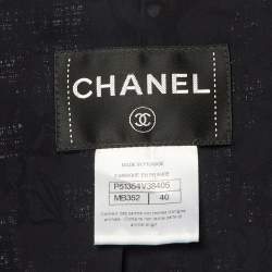 مملوكة مسبقًا جاكيت شانيل مقلم بطبعات نقط متعددة بلون أزرق بحري مقصوص مقاس متوسط