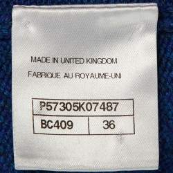 Pre Owned سترة شانيل زرقاء كشمير بتفاصيل اللؤلؤ V-رقبة بحجم صغير