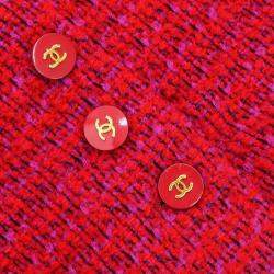 مملوكة مسبقًا سترة شانيل مع تنورة بقمش أحمر مقاس ثمانية وثلاثين