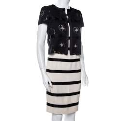 مملوكة مسبقًا طقم فستان و جاكيت دانتيل شانيل مزين ثلاثة ألوان متباينة بلا أكمام كريب كريمي مقاس صغير (سمول)