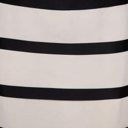 مملوكة مسبقًا طقم فستان و جاكيت دانتيل شانيل مزين ثلاثة ألوان متباينة بلا أكمام كريب كريمي مقاس صغير (سمول)