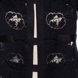 مملوكة مسبقًا طقم فستان و جاكيت دانتيل شانيل مزين ثلاثة ألوان متباينة بلا أكمام كريب كريمي مقاس صغير (سمول)