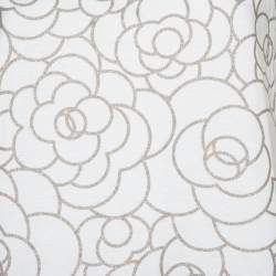 مملوكة مسبقًا تي شيرت شانيل قطن أبيض كاميليا ميتاليك برقبة مستديرة مقاس كبير - لارج