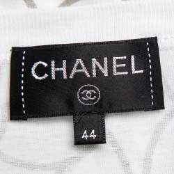 مملوكة مسبقًا تي شيرت شانيل قطن أبيض كاميليا ميتاليك برقبة مستديرة مقاس كبير - لارج