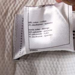 Pre Owned فستان شانيل قطن أبيض منقوش وحواف مضلعة نمط مزين بطيات مقاس صغير - سمول