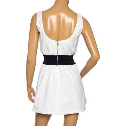 Pre Owned فستان شانيل قطن أبيض منقوش وحواف مضلعة نمط مزين بطيات مقاس صغير - سمول