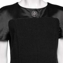 Pre Owned فستان قصير شانيل ساتان أسود وقصات بوكليه مقاس كبير (لارج)