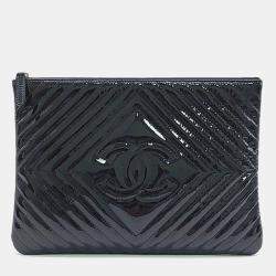 Pre Owned Chanel Black patent leather cc medium clutch bag