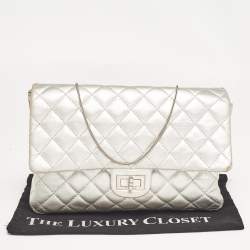 Pre Owned Chanel Silver Quilted Leather Classic 226 Reissue 2.55 Flap Bag 