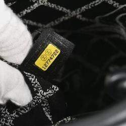 Pre Owned حقيبة يد شانيل أساسية جلد عجل أسود