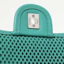 مملوكة مسبقًا حقيبة شانيل "اب إن ذا اير" قلاب جلد مخرم أحمر