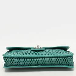 مملوكة مسبقًا حقيبة شانيل "اب إن ذا اير" قلاب جلد مخرم أحمر