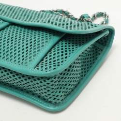 مملوكة مسبقًا حقيبة شانيل "اب إن ذا اير" قلاب جلد مخرم أحمر