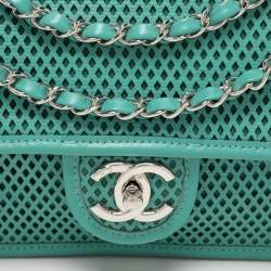 مملوكة مسبقًا حقيبة شانيل "اب إن ذا اير" قلاب جلد مخرم أحمر