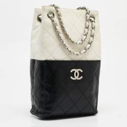 Pre Owned Chanel White/Black Quilted Leather Drawstring Shoulder Bag