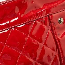 مملوكة مسبقًا حقيبة يد شانيل بون بون جلد لامع عنابي 