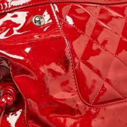 مملوكة مسبقًا حقيبة يد شانيل بون بون جلد لامع عنابي 