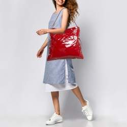 مملوكة مسبقًا حقيبة يد شانيل بون بون جلد لامع عنابي 