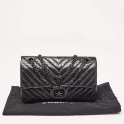 Pre Owned Chanel Black Chevron Leather Classic 225 Reissue 2.55 Flap Bag