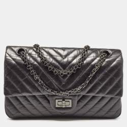 Pre Owned Chanel Black Chevron Leather Classic 225 Reissue 2.55 Flap Bag