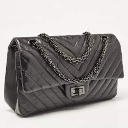 Pre Owned Chanel Black Chevron Leather Classic 225 Reissue 2.55 Flap Bag
