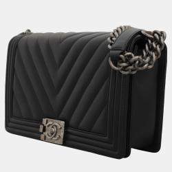 Pre Owned Chanel Black Quilted Lambskin Leather Chevron Medium Boy Bag