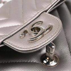 Pre Owned Chanel Silver Calfskin Chevron Medium Classic Double Flap Shoulder Bag