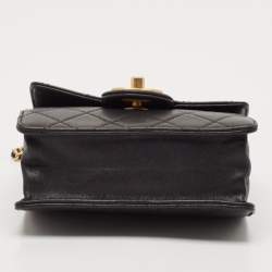 مملوكة مسبقًا Chanel Black Quilted Leather Chic Pearls Crossbody Bag