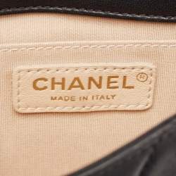 مملوكة مسبقًا Chanel Black Quilted Leather Chic Pearls Crossbody Bag