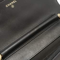 مملوكة مسبقًا Chanel Black Quilted Caviar Leather Boy Wallet On Chain