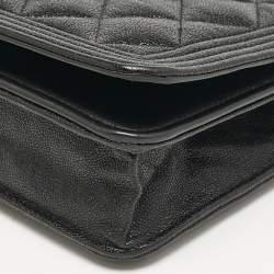 مملوكة مسبقًا Chanel Black Quilted Caviar Leather Boy Wallet On Chain