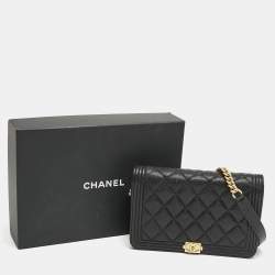 مملوكة مسبقًا Chanel Black Quilted Caviar Leather Boy Wallet On Chain