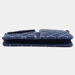مملوكة مسبقًا Chanel Navy Blue Matelassé Denim Clutch