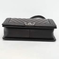 Pre Owned Chanel Black Quilted Chevron Leather New Medium Boy Flap Bag