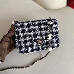 Chanel Houndstooth Tweed Enamel Clasp Heart Chain Chip Model