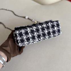 Chanel Houndstooth Tweed Enamel Clasp Heart Chain Chip Model