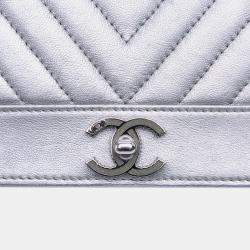 Pre Owned Chanel Silver Chevron Quilted Metallic Lambskin Mademoiselle Wallet On Chain