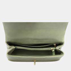 مملوكة مسبقًا حقيبة شانيل كو كو مزودة بمقبض علوي من سحلية مبطنة كيلي مدروجة متوسطة الشيفرون 